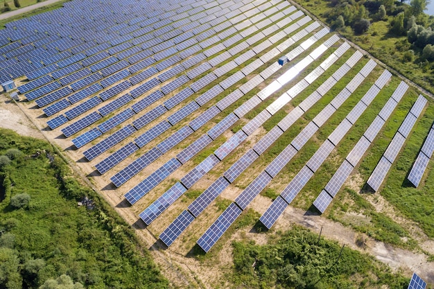 Luchtfoto van zonne-energiecentrale op groen veld.