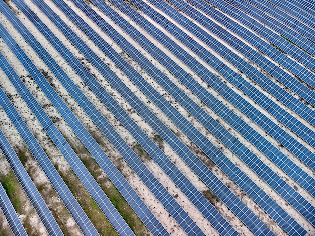 Luchtfoto van zonnepaneelbasis in woestijn