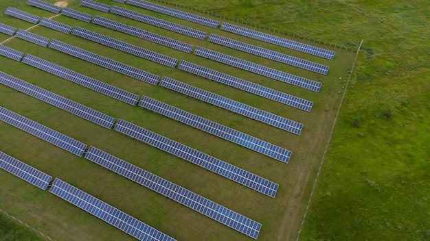 Luchtfoto van zonnepanelen Farm zonnecel met zonlicht. Drone-vlucht over zonnepanelenveld, hernieuwbaar groen alternatief energieconcept.