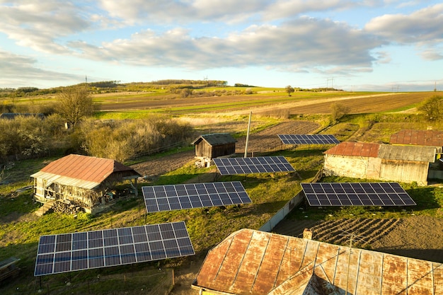 Luchtfoto van zonnepanelen in groene landelijke dorpswerf.