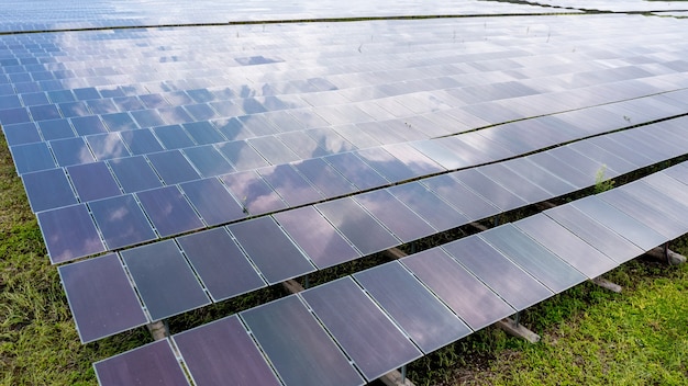 Luchtfoto van zonnepanelen of zonnecellen op het dak in boerderij. Elektriciteitscentrale met groen veld, hernieuwbare energiebron in Thailand