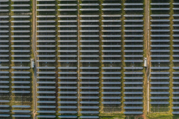 Luchtfoto van zonnepanelen veld