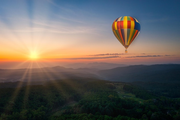 Luchtfoto van zonsopgang met ballon over mountian en dennenboom in de provincie chiang mai thailand