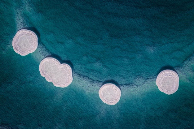 Luchtfoto van zoutformaties aan de dode zee