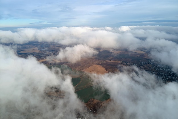 Luchtfoto vanaf grote hoogte van de aarde bedekt met gezwollen regenachtige wolken die zich vormen vóór een regenbui