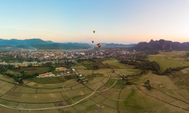 Luchtfoto: Vang Vieng backpacker reisbestemming in Laos, heteluchtballonnen.