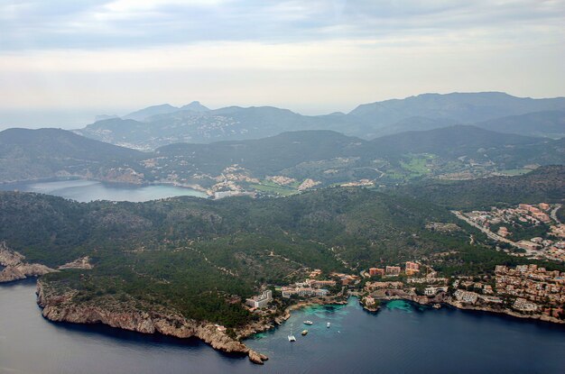 Luchtfoto vanuit een vliegtuig van het beroemde Spaanse eiland Mallorca