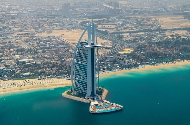 Luchtfoto vanuit helikopter van Burj Al Arab Hotel Dubai