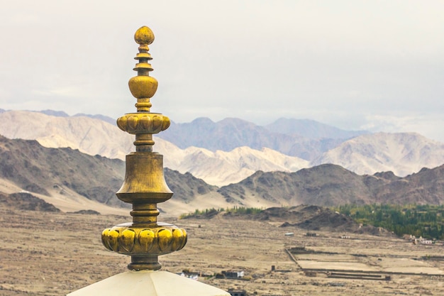 Luchtfoto vanuit het gezichtspunt van het Thiksey-klooster op de omliggende bergen en dorpen van de Himalaya