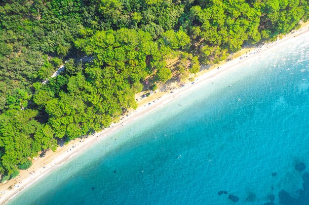 Luchtfoto vanuit vogelperspectief van de egeïsche kust van turkije