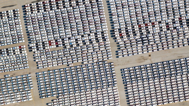 Luchtfoto veel voertuigen op parkeerplaats voor nieuwe auto voor export, handel en logistiek