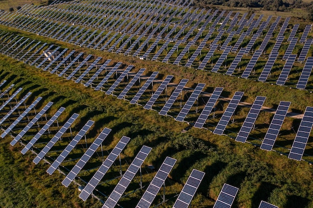 Luchtfoto vliegen over een zonnepaneelboerderij