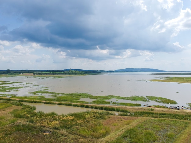 Foto luchtfoto: vliegen vanaf het platteland rijstveld in thailand.