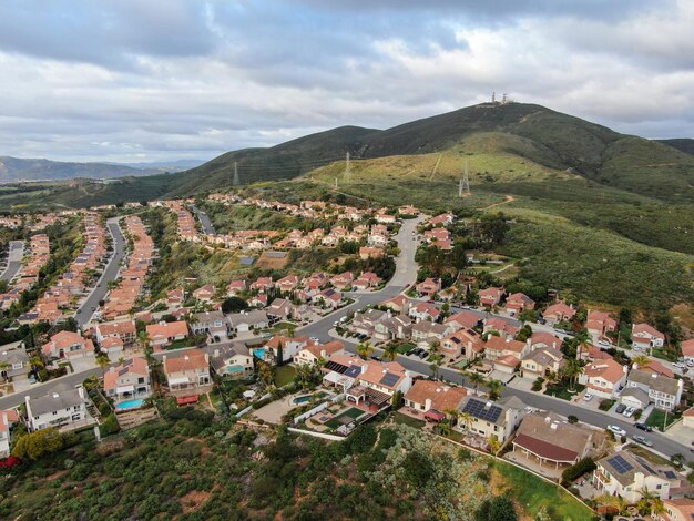 Luchtfoto voorstedelijke wijk met grote villa's naast elkaar in Black Mountain San Diego