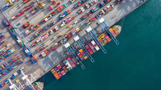 Luchtfoto vrachtschip terminal, lossen kraan van vrachtschip terminal, luchtfoto industriële haven met containers en containerschip.