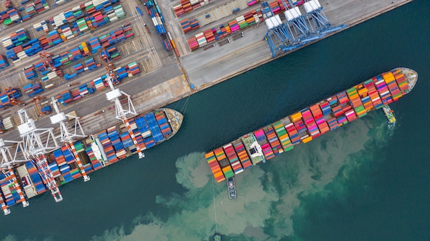 Luchtfoto vrachtschip terminal, lossen kraan van vrachtschip terminal, luchtfoto industriële haven met containers.