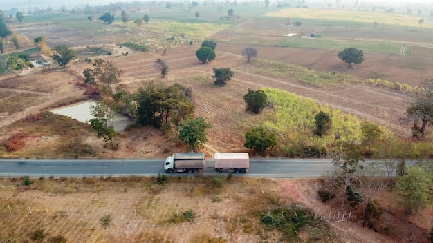 Luchtfoto, Vrachtwagen op de weg, Dronefotografie.