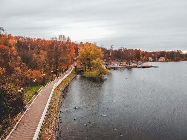 Luchtfoto wandelpad langs het meer, kleurrijke herfst bos. st. petersburg, rusland.