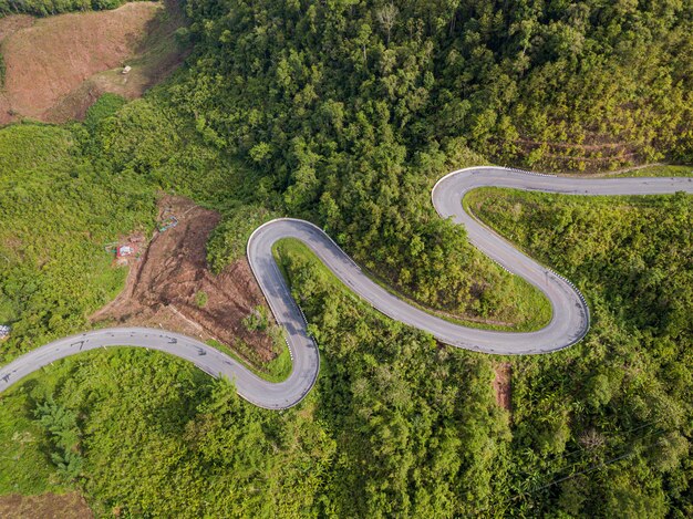 luchtfoto weg in berg