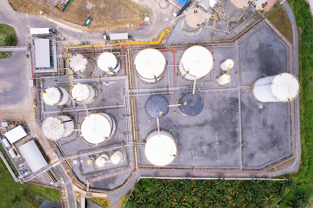 Luchtfoto witte brandstofopslagtank in olieraffinaderij Bovenaanzicht witte industriële tanks voor benzine en olie Hoge kijkhoek industrie bedrijfsstation Gebouw infrastructuur