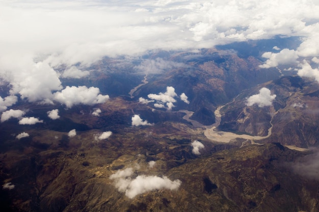 Luchtfoto wolken boven het Andesgebergte in Cusco Peru