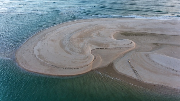 Luchtfoto. Zandstranden in Ria Formosa, Fuseta en meeuwen.