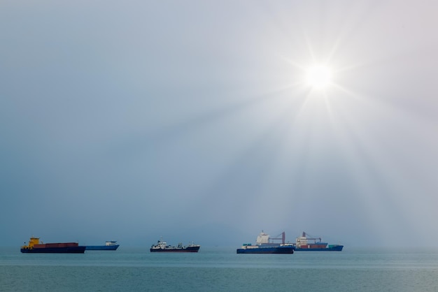 Luchtfoto Zeegezicht Uitzicht Containerschip Drijvend In Zee Horizon En over het zonlichtproces