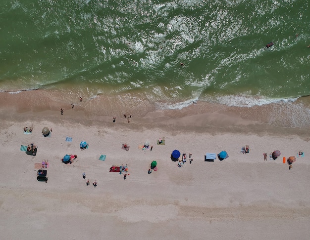 Luchtfoto zomer uitzicht op strand van Azov zee, Oekraïne