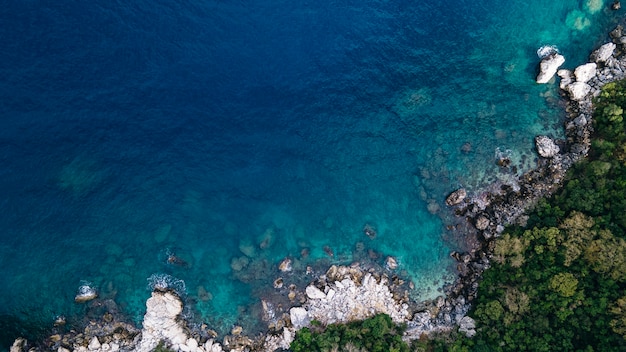 Luchtfoto Zonnige strandresort in Turkije met prachtig uitzicht op de bergen.