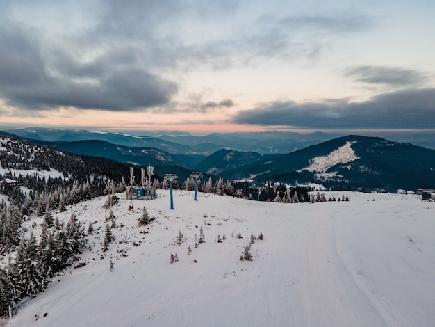 Luchtfoto zonsondergang boven skiresort kopieerruimte