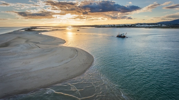 Luchtfoto. Zonsondergang in het dorp Fuzeta, Tavira Ria Formosa.