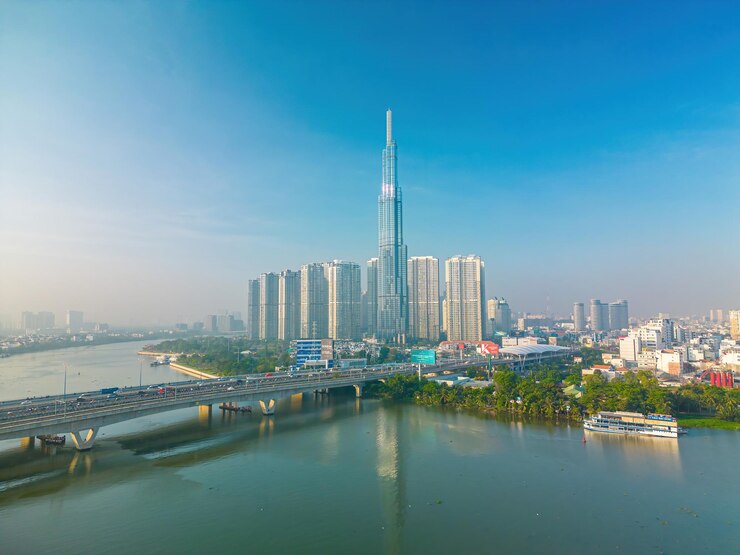 Luchtfoto zonsopgang bij Landmark 81, het is een superhoge wolkenkrabber en Saigon-brug met ontwikkelingsgebouwen langs het Saigon-rivierlandschap in de mooie ochtend met kleine mist rond de stad