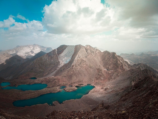 Luchtfotografie gemaakt met een drone over de top van de hel in de Pyreneeën in Aragon, Spanje,