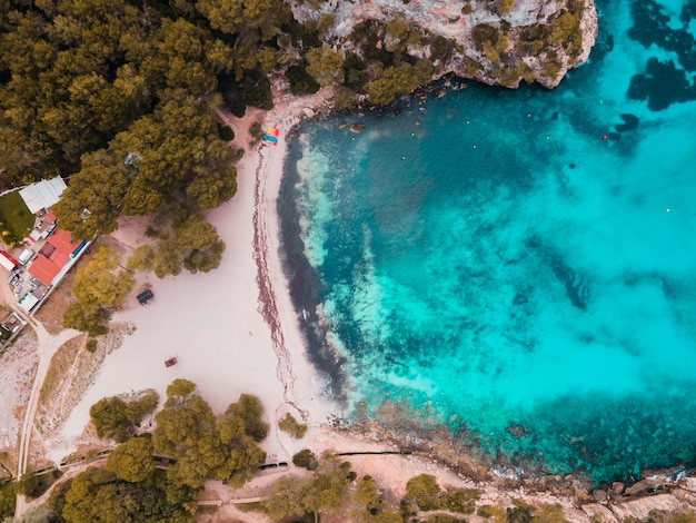 Luchtfotografie gemaakt met een drone van de turquoise wateren boven de Cala de Menorca in de Balearic