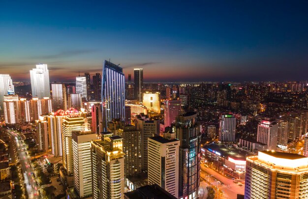 Luchtfotografie nacht uitzicht op moderne stadsgebouwen in Qingdao, China