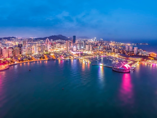 Luchtfotografie nacht uitzicht op moderne stadsgebouwen in Qingdao, China