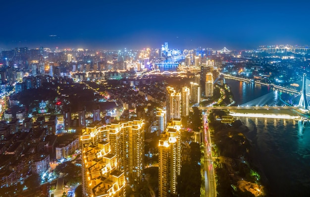 Luchtfotografie op groot formaat van de nachtscène van de stad Fuzhou