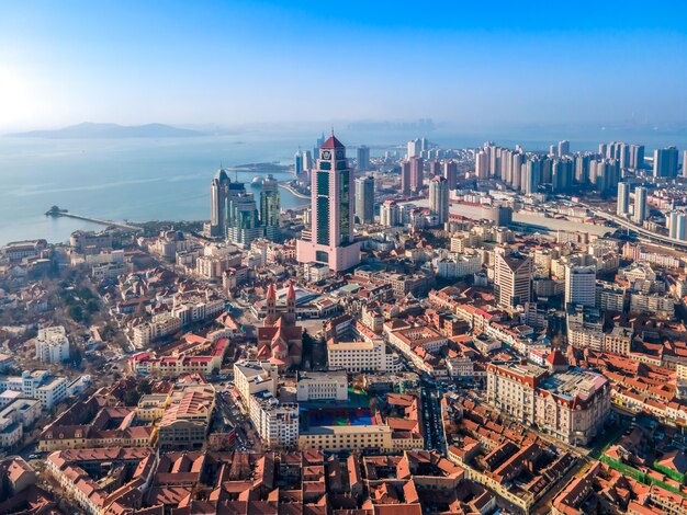 Luchtfotografie van architecturale landschapshorizon in qingdao bay