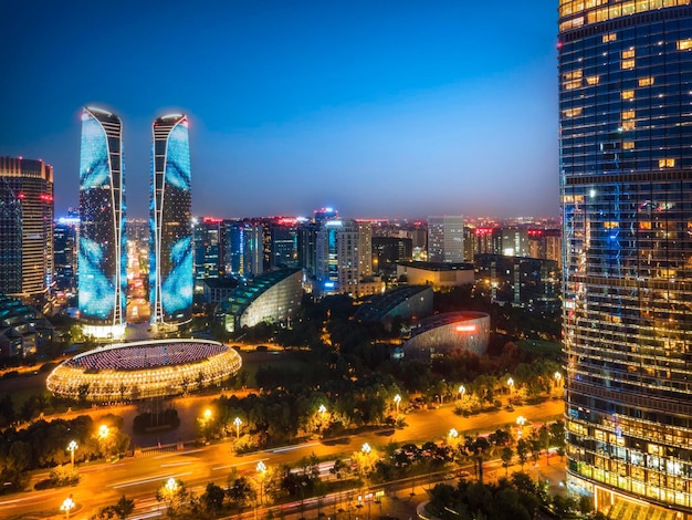 Luchtfotografie van chengdu tianfu international financial city 's nachts