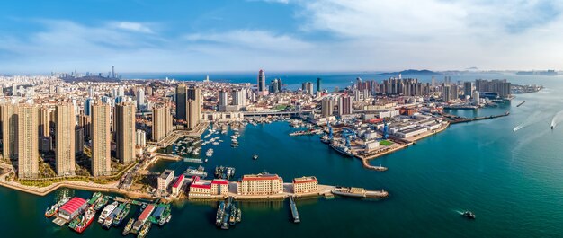 Luchtfotografie van de havenwerf aan de westkust van Qingdao