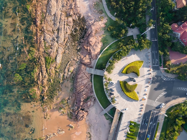 Luchtfotografie van de kustlijn, zee, eilanden en riffen van Qingdao