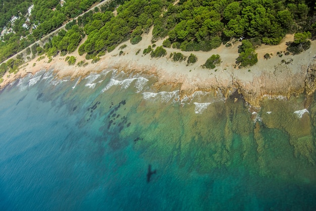 Luchtfotografie van de mediterrane kustlijn in Spanje