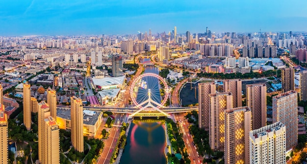 Luchtfotografie van de skyline van de nachtscène van het stedelijke architecturale landschap van Tianjin