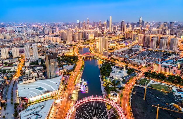 Luchtfotografie van de skyline van de nachtscène van het stedelijke architecturale landschap van Tianjin