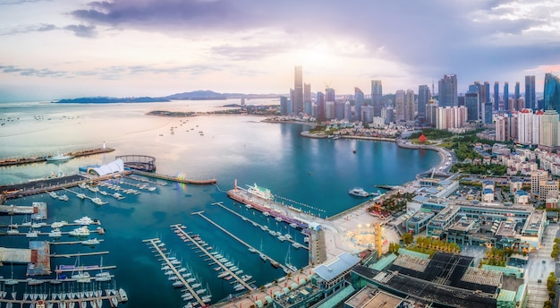 Luchtfotografie van de skyline van het architectonisch landschap langs de stedelijke kustlijn van Qingdao