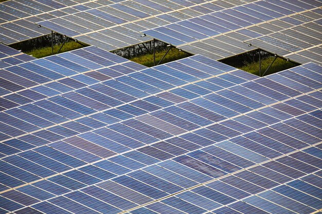 Luchtfotografie van fotovoltaïsche zonnepanelen buiten bij zonnig weer