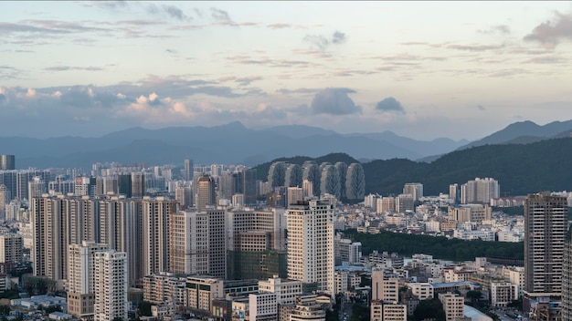 Luchtfotografie van het moderne stadslandschap van Sanya, China