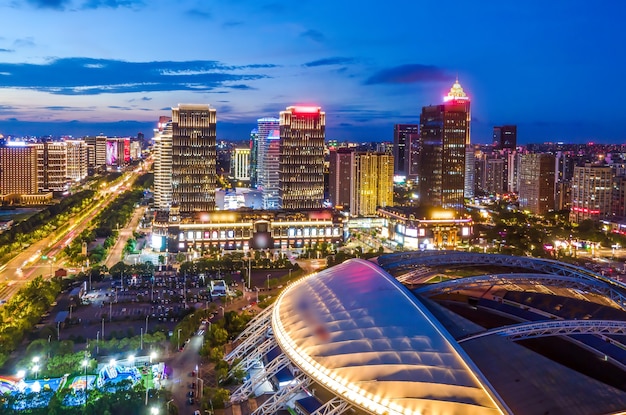 Luchtfotografie van het nachtzicht van Nantong Financial Center, Jiangsu