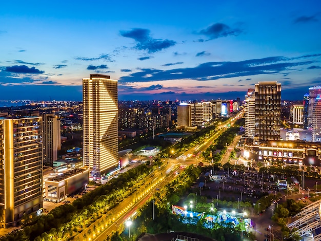 Luchtfotografie van het nachtzicht van Nantong Financial Center, Jiangsu