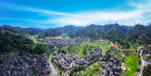 Luchtfotografie van het pastorale landschap van de oude dong-mensenhuizen in bazhai chengyang liuzhou